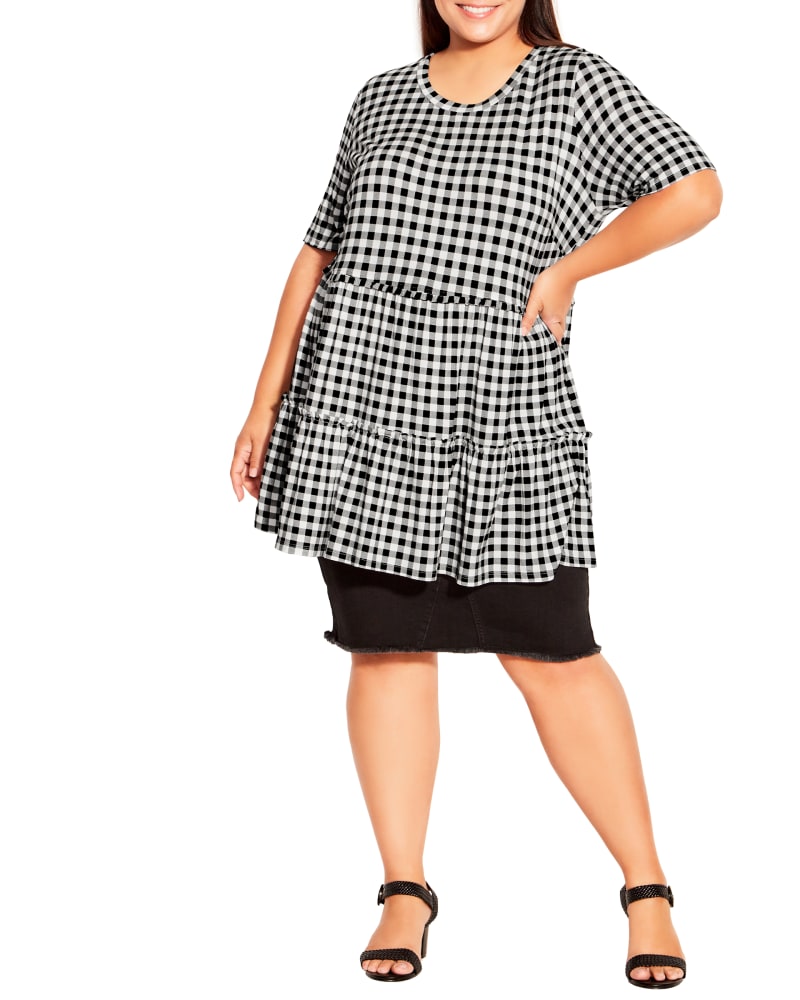 Front of a model wearing a size 14 Abigail Gingham Tunic in Black / White by avenue. | dia_product_style_image_id:214049